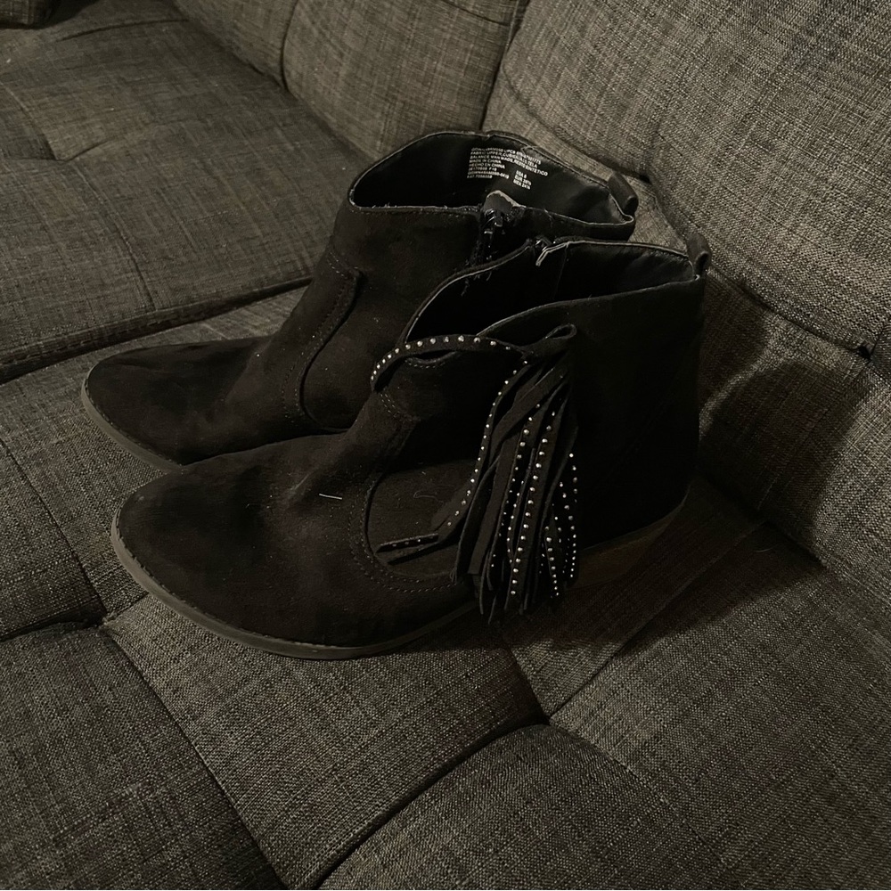 Girl’s black fringe booties